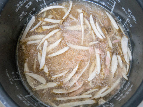 电饭锅做鲔鱼牛蒡炊饭