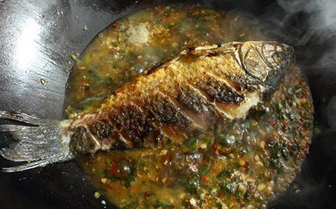 雪菜烧鲫鱼香鲜入味，家常做法全解析