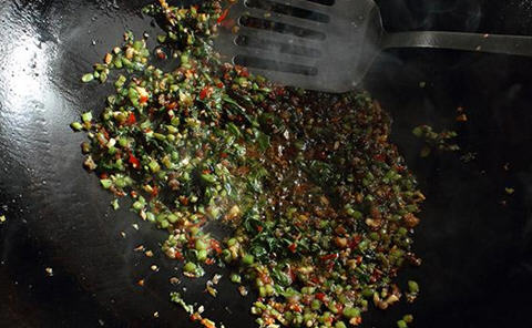 雪菜烧鲫鱼香鲜入味，家常做法全解析