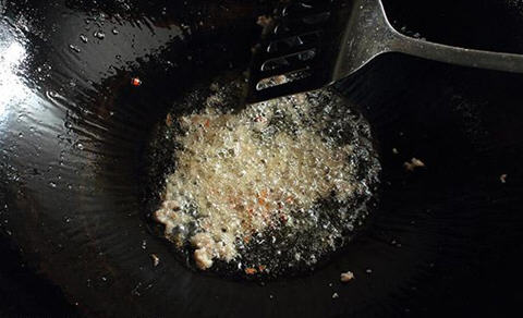 雪菜烧鲫鱼香鲜入味，家常做法全解析