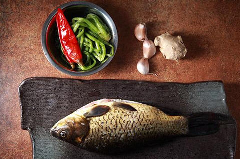 雪菜烧鲫鱼香鲜入味，家常做法全解析