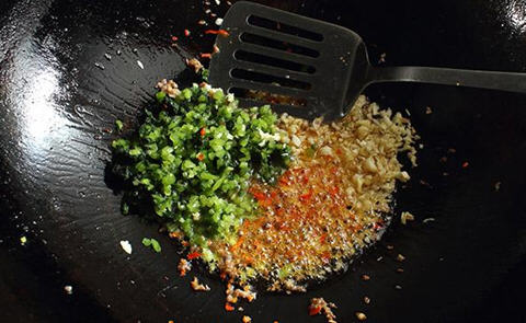 雪菜烧鲫鱼香鲜入味，家常做法全解析