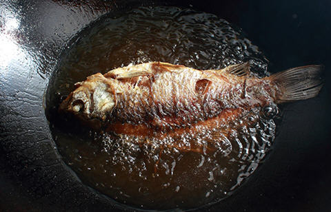 正宗葱烧鲫鱼制作技巧：炸干更入味，放凉更香