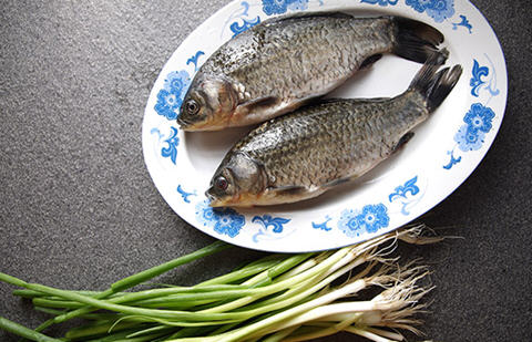 正宗葱烧鲫鱼制作技巧：炸干更入味，放凉更香