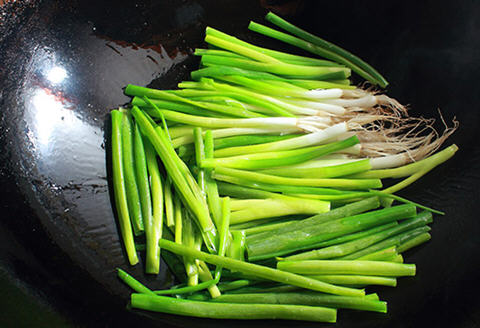 正宗葱烧鲫鱼制作技巧：炸干更入味，放凉更香