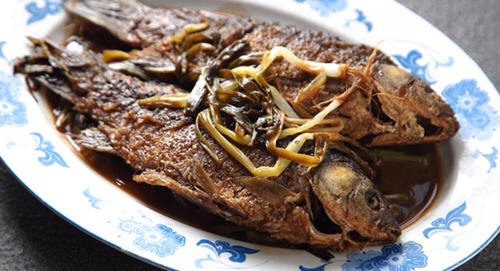正宗葱烧鲫鱼制作技巧：炸干更入味，放凉更香