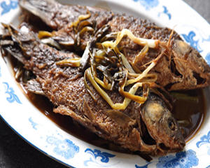 正宗葱烧鲫鱼制作技巧：炸干更入味，放凉更香