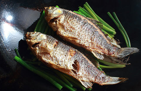 正宗葱烧鲫鱼制作技巧：炸干更入味，放凉更香