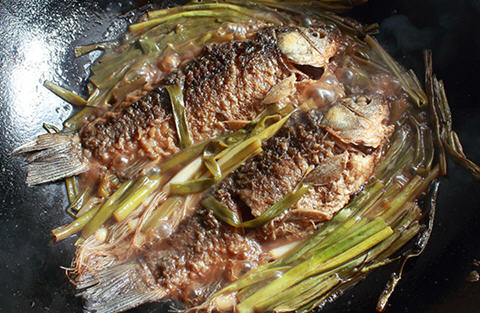 正宗葱烧鲫鱼制作技巧：炸干更入味，放凉更香