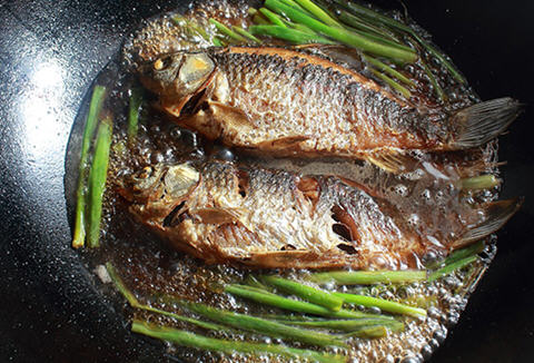 正宗葱烧鲫鱼制作技巧：炸干更入味，放凉更香