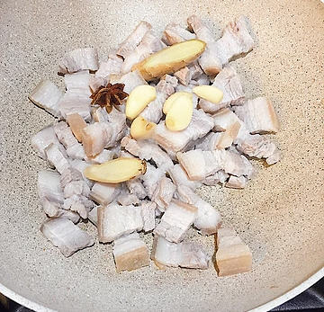 家常卤肉制作技巧:五花肉调料搭配全解析 家常卤肉制作技巧:五花肉调料搭配全解析