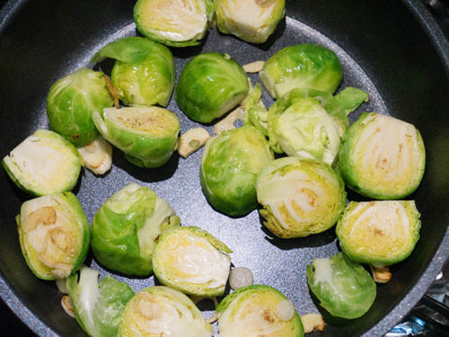 蜂蜜芥末炒抱子甘蓝的家常做法与营养价值