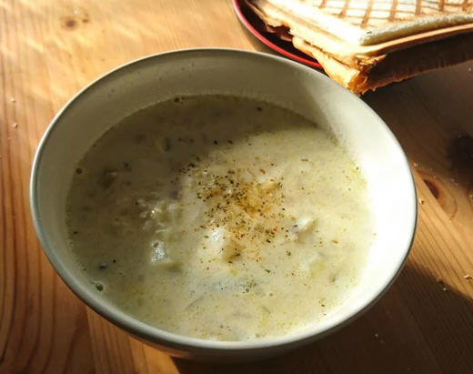 英式洋葱土豆鱼汤简易食谱 传统料理温暖做法