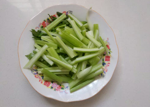 烟熏腊肉炒芹菜