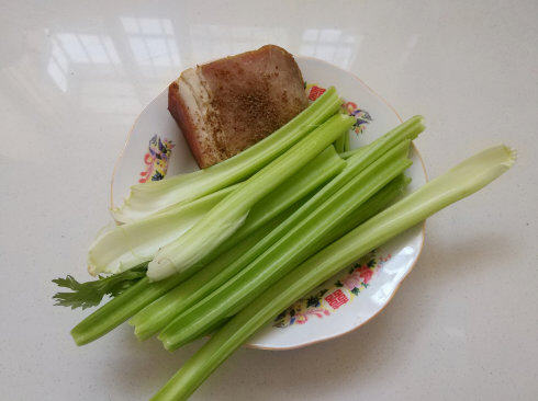 烟熏腊肉炒芹菜