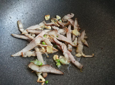 烟熏腊肉炒芹菜