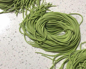 菠菜挂面自制方法全解析，绿色健康又劲道