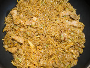 包菜肉丝炒面饭家常做法 简易食谱美味秘诀