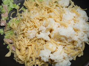 包菜肉丝炒面饭家常做法 简易食谱美味秘诀