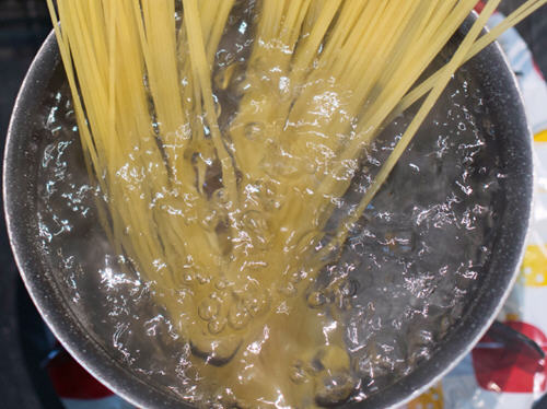 和风意大利面家庭做法：高丽菜鑫鑫肠酱汁风味