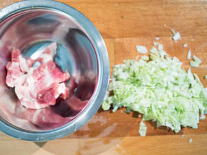 包菜肉丝炒面饭家常做法 简易食谱美味秘诀