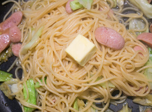 和风意大利面家庭做法：高丽菜鑫鑫肠酱汁风味