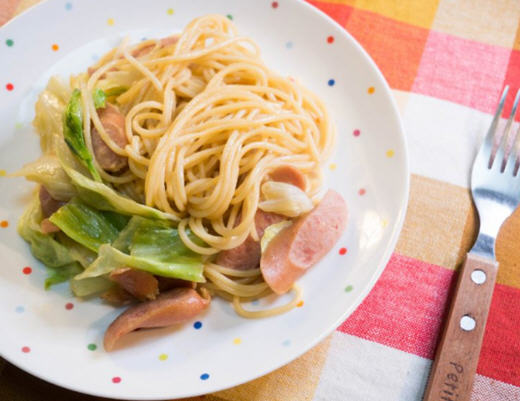 和风意大利面家庭做法：高丽菜鑫鑫肠酱汁风味