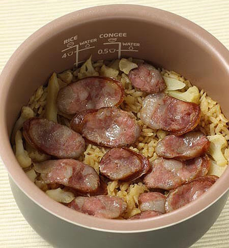 电饭锅煮腊肠花椰菜炊饭
