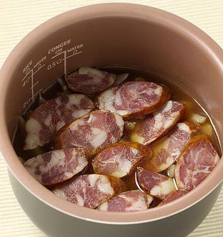 电饭锅煮腊肠花椰菜炊饭