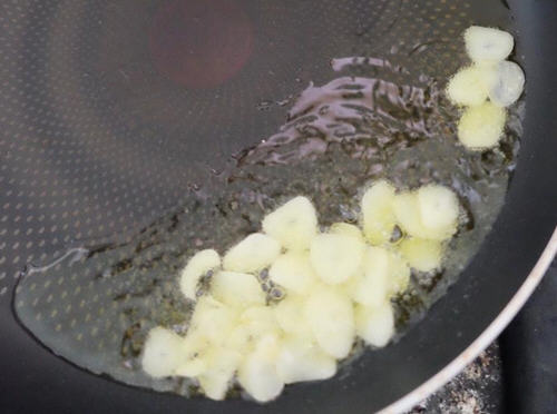 上班族便当：蒜片骰子牛肉配和风洋葱酱