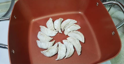 冷冻水饺做冰花煎饺