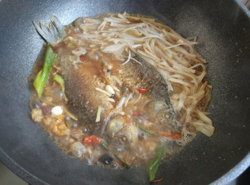 疙瘩丝熬鲫鱼