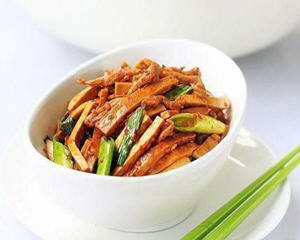 家常香干炒肉丝，肉丝鲜嫩蒜苗香的秘诀