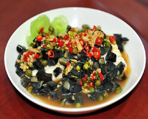 浇汁松花内酯豆腐制作方法，松花蛋肠配嫩豆腐美味料理