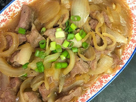 洋葱烧五花肉的家常做法 简单几步做出香嫩下饭菜
