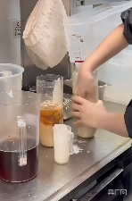 霸王茶姬员工徒手制茶引争议，门店无限期停业整顿