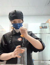 霸王茶姬员工徒手制茶引争议，门店无限期停业整顿