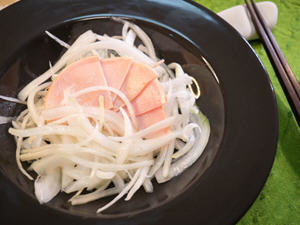 洋葱凉拌火腿肠制作方法，清爽夏日开胃菜轻松搞定