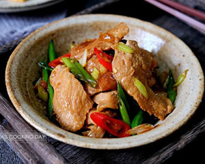 葱爆松阪猪肉的家常做法，简单调味弹牙美味
