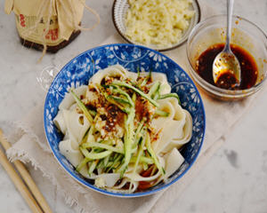 家常酸辣凉面制作方法，夏日开胃爽口面条做法详解