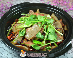 腊肉烧蘑芋豆腐的家常做法，这样做口感Q弹香味浓郁