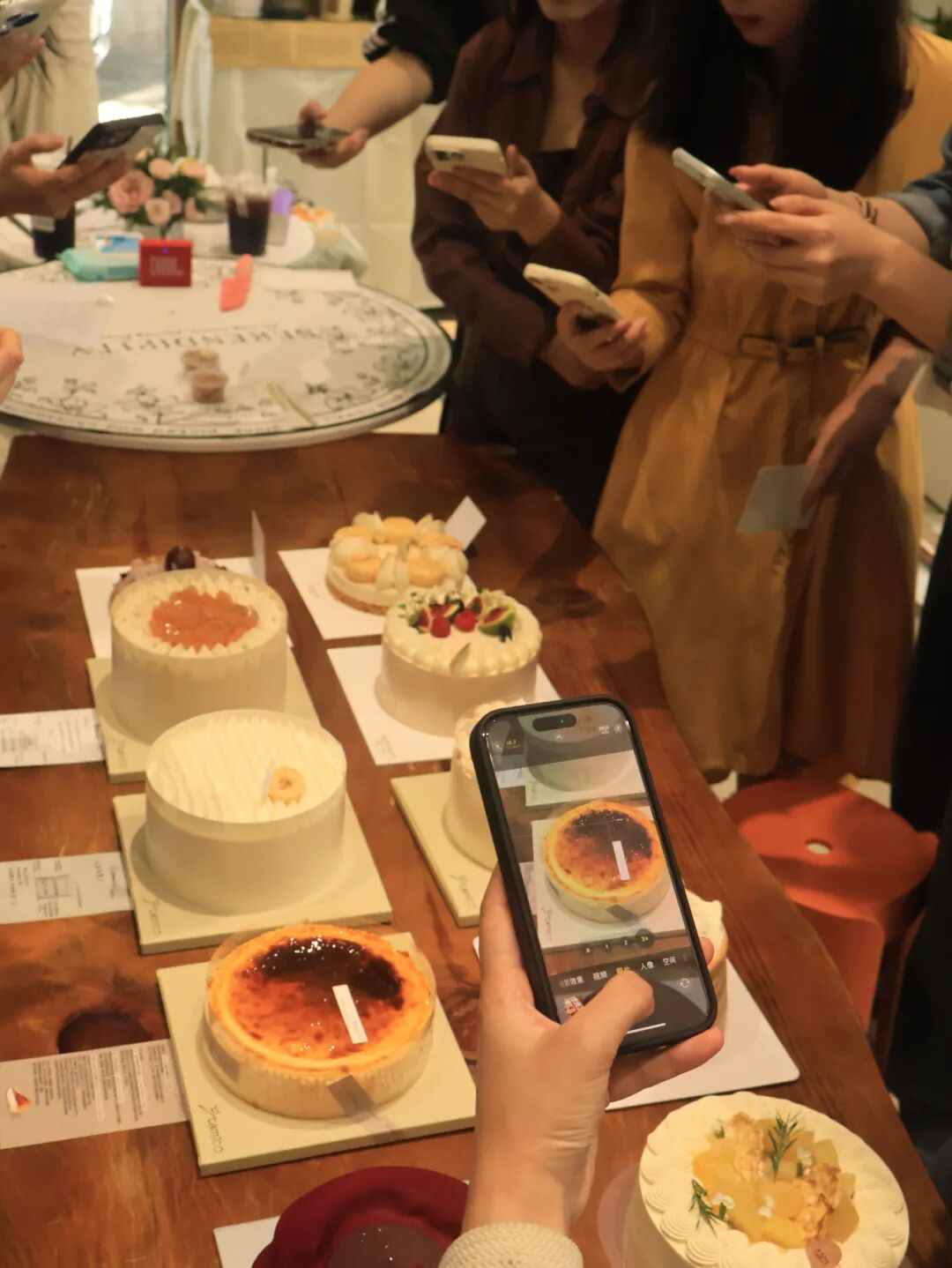 杀糕局成年轻人新宠:拼团切蛋糕的甜蜜社交新模式 杀糕局成年轻人新宠:拼团切蛋糕的甜蜜社交新模式
