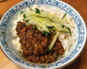 眷村炸酱面制作方法 配菜丰富的台式炸酱面食谱