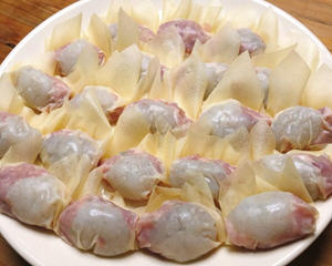 豆腐皮包馄饨做法 虾仁肉馅创意美食制作教程