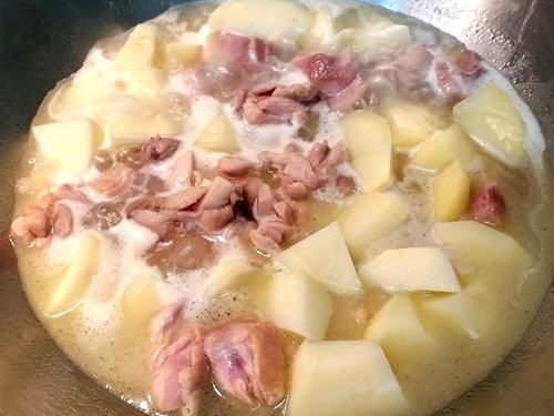 马铃薯炖鸡肉盖饭制作方法，香浓下饭的家常美味
