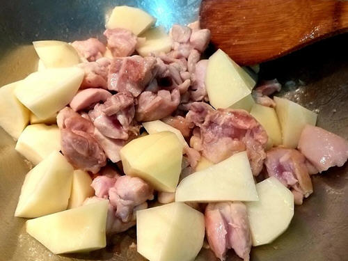 马铃薯炖鸡肉盖饭制作方法，香浓下饭的家常美味