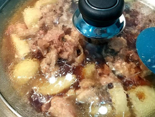 马铃薯炖鸡肉盖饭制作方法，香浓下饭的家常美味