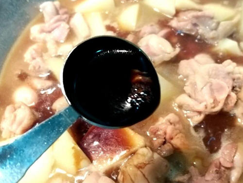 马铃薯炖鸡肉盖饭制作方法，香浓下饭的家常美味