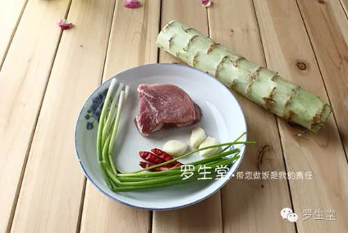 家常青笋肉片制作方法 梅花肉配青笋脆嫩爽口 家常青笋肉片制作方法 梅花肉配青笋脆嫩爽口