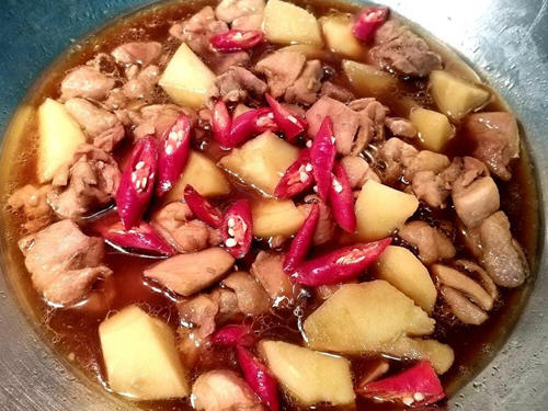 马铃薯炖鸡肉盖饭制作方法，香浓下饭的家常美味